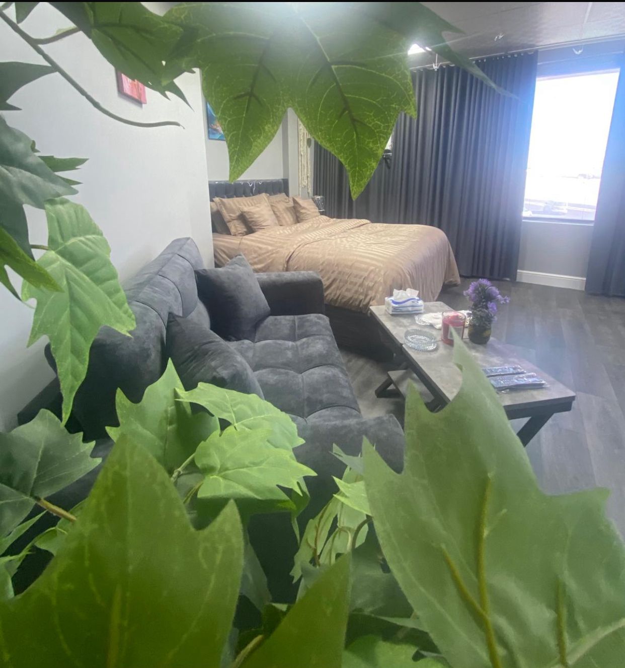 حمام حديث بتجهيزات ذهبية